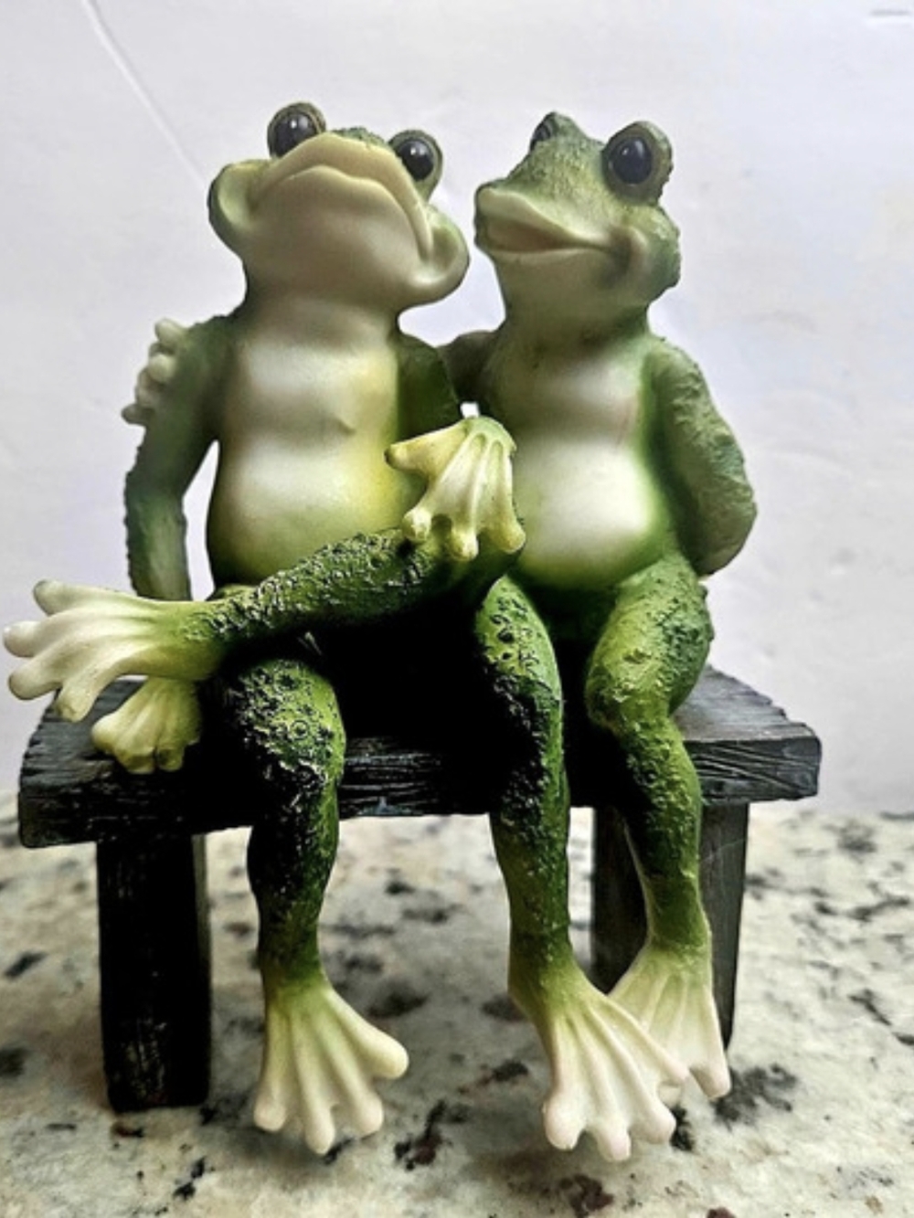 Romantic Frog Couple Lovers on Park Bench Figurine Garden Decor